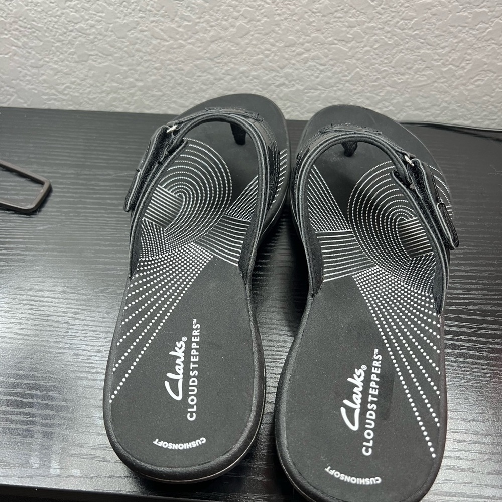 Clarks Black Patent Thong Sandals - Picture 5 of 6